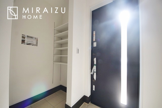 【玄関】 | いってきます♪ただいま♪明るい声が聞こえてきそうな玄関。ナチュラルなカラーがとても清潔感のある造りです♪
