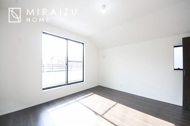 【洋室】 | 居心地の良さそうなリラックスできる空間。独立性のある建物ですので、ご自分の時間を大切にしたご家族様にぴったりです！
