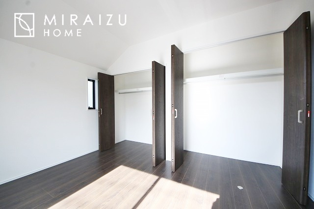 【寝室】 | 広さのある洋室は、ご夫婦様の寝室にぴったりですね。ご主人様の趣味のものや書斎などにも使用できるくらいの広さが嬉しいです。収納もばっちり完備してますのでお荷物が多いご家族様も安心してお暮しいただけます！