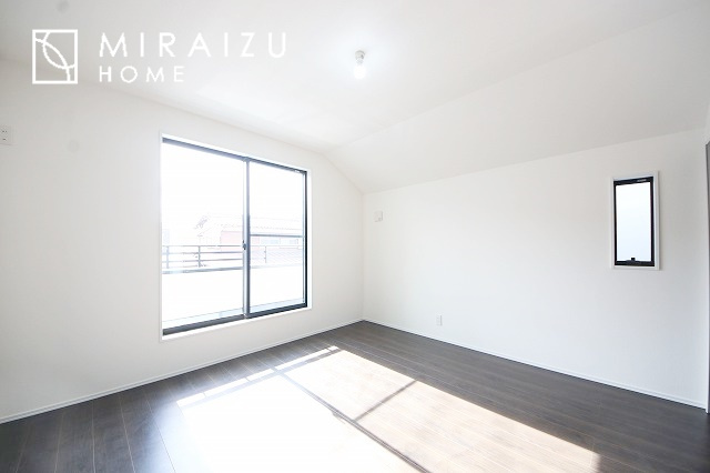 【子供部屋】 | お子様のお部屋にも主寝室にも使えますね。窓が二面についていますので採光もばっちり、空気の入れ替えもOK！自分のお部屋を持ちたいお子様の夢を叶えます！
