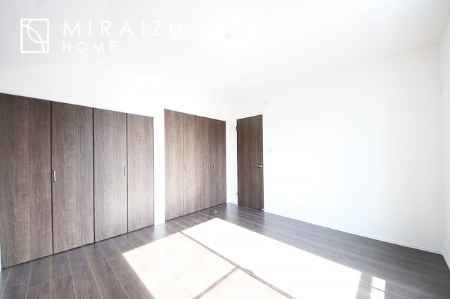 【収納】 | 収納力も自慢です。お洋服がお好きなお客様も多いですよね、衣替えをしなくてもお洋服をしまっておけそうなくらいの広さですね！
