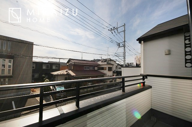 【バルコニー】 | 小鳥の鳴き声で目覚める朝、爽やかな風が入ります。太陽の陽射しでお洗濯物がカラッと乾き、気持ちの良い洋服とお布団で快適に過ごせます。