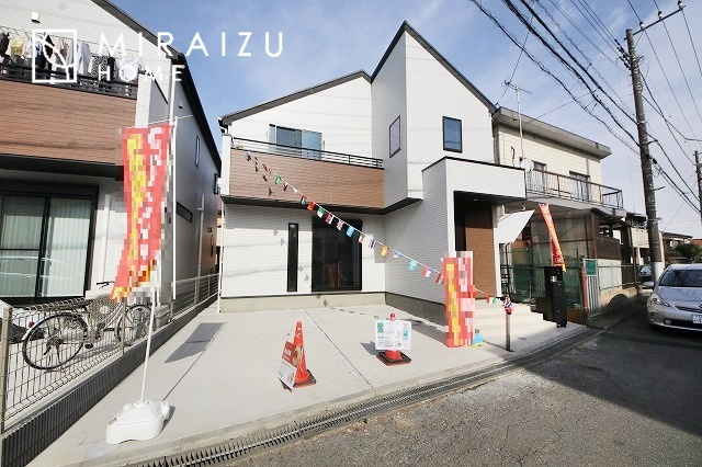 【外観】 | 青く澄み渡った綺麗な空と、陽の光をたっぷりと受ける、そんな新築住宅で新生活をスタートしてみませんか？見学・ご相談等、ミライズホーム(株)までお気軽にご連絡下さい。