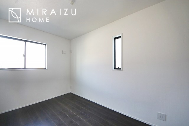 【洋室】 | 心も体も癒されるゆったりと落ち着いた洋室。窓が多いつくりになっています。窓が多いと明るい空間を保ち、室内へ気持ちの良い風も取り込んでくれます。