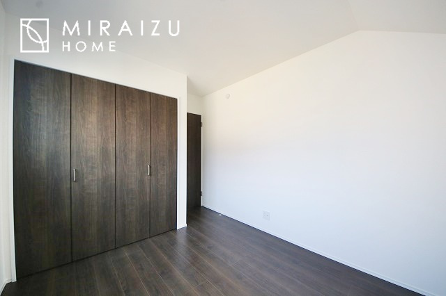 【寝室】 | 収納あり、自然な採光ありの洋室。家族みんなが気持ち良く目覚められる、過ごしやすい主寝室などにもお勧め。もちろん、ペットもご一緒に。