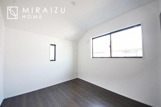 【子供部屋】 | 床のフローリングもオシャレな洋室が嬉しいです。独立性のある住宅ですので、各居室それぞれ、テイストの違うお部屋インテリア造りをしても面白いかもしれませんね！