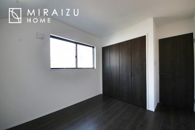 【洋室】 | 小鳥の鳴き声で目覚める朝、爽やかな風が入ります。太陽の陽射しでお洗濯物がカラッと乾き、気持ちの良い洋服とお布団で快適に過ごせます。