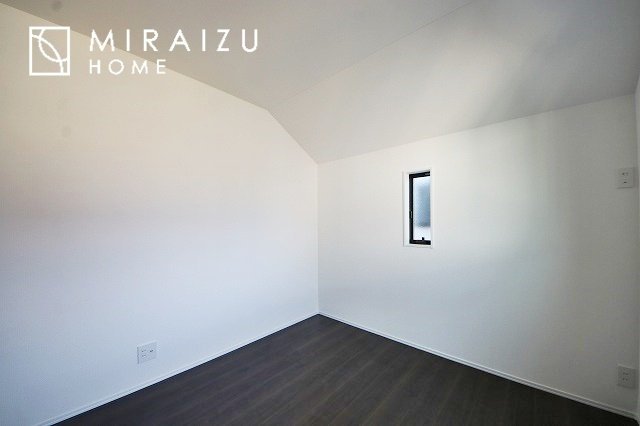 【収納】 | 収納あり、自然な採光ありの洋室。家族みんなが気持ち良く目覚められる、過ごしやすい主寝室などにもお勧め。もちろん、ペットもご一緒に。