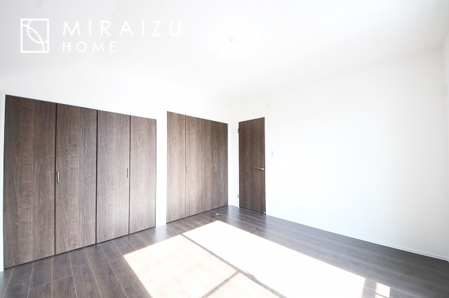 【内装】 | ご家族様のプライベート空間が確保できる素敵な間取りです。また敷地ゆったりですので、おうち時間を楽しむのにもぴったりですね♪
