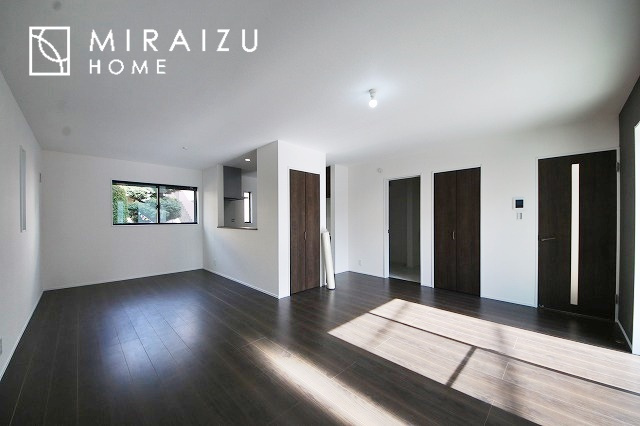 【居間・リビング】 | 陽当たりが心地の良いリビング空間です。日中はカーテンを開けて自然な光を取り込みリラックスして過ごしたいですね、照明器具もセンスの良いものを使いたいですね。
