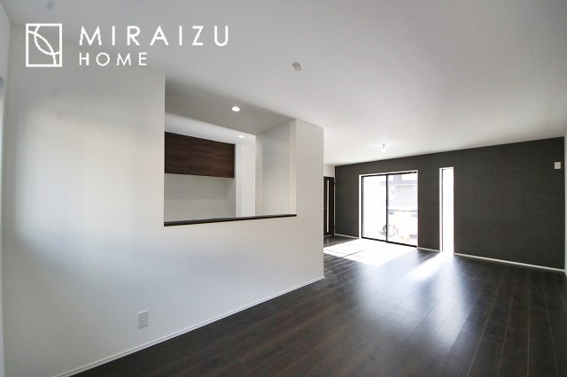 【居間・リビング】 | 大きな窓が特徴の南向きリビングでは、太陽光も沢山取り込むことが出来てお家の中にいても日光浴が可能ですね、開放的な空間です。インテリア選びも楽しそう、ご家族様で相談しながらインテリア配置も楽しみたいです