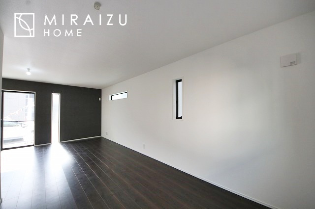 【居間・リビング】 | 明るい光が取り入れられる空間設計のリビングです。インテリア配置もしやすい間取りです。壁や床の色と合わせて落ち着いたインテリアも選びたいですね♪グリーンを飾っても素敵だと思います。
