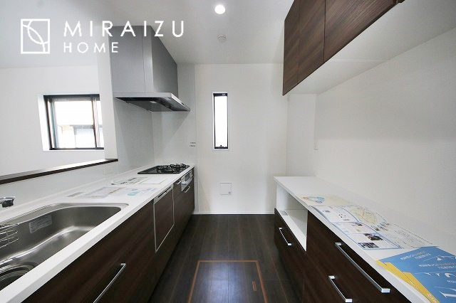 【キッチン】 | 洗練されたキッチンでは毎日の家事を少しでも楽に快適に工夫したいですね、大きいシンクではお皿洗いもストレスフリー、3口コンロでは要領よくお料理も可能です。レンジフードもお掃除がしやすい設計が嬉しい。
