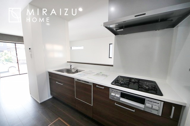 【キッチン】 | スッキリとした形が上品な広々ワイドキッチンです。レンジフードもすっきりとした造りなので圧迫感もございません。窓もあり明るい空間の中で毎日お料理することが可能です。収納スペースも広いのが嬉しいですね。
