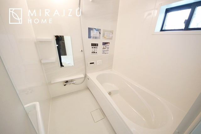 【浴室】 | 清潔感のあるホテルのような広い浴室が自慢です。疲れた日にはお湯をためてリラックスタイムを楽しみたいですね、今はスマホも防水の時代です、半身浴をしながら動画視聴、漫画視聴、楽しく過ごしたいですね^^
