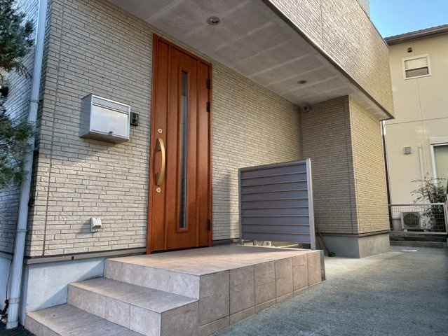 光の森　店舗付き住宅の玄関|居住用玄関　玄関は、店舗用と居住用の２か所あります。