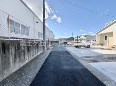【前面道路含む現地写真】 | 豊川市桜町2丁目 73期 新築一戸建て 3号棟 | 前面道路含む現地写真です