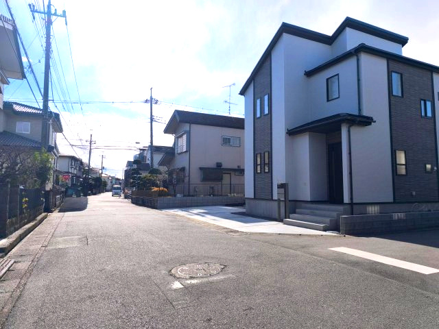 行田市持田4丁目　新築住宅の前面道路含む現地写真