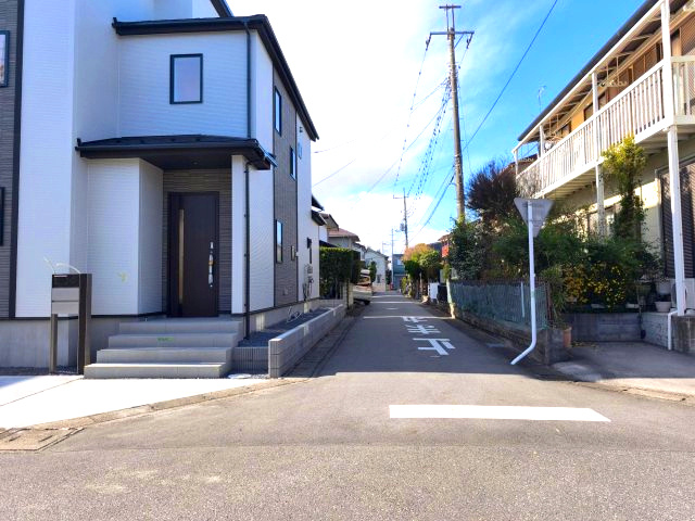 行田市持田4丁目　新築住宅の前面道路含む現地写真