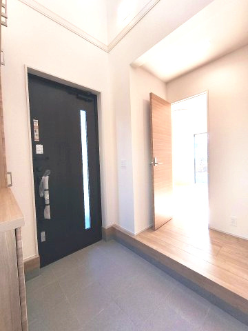 行田市持田4丁目　新築住宅の玄関