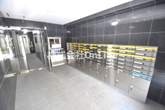 八尾市本町５丁目の賃貸マンションのエントランス