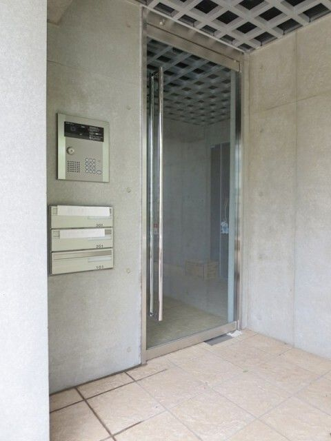 WHITE138のエントランス