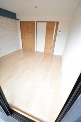 モノトーン難波の洋室