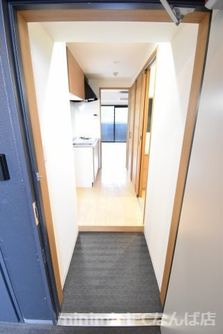 モノトーン難波の玄関