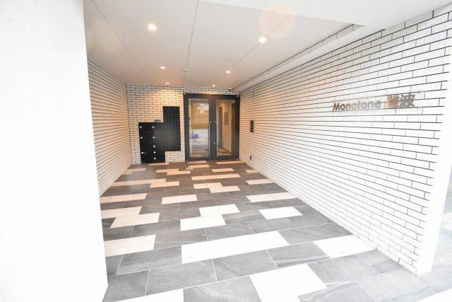 モノトーン難波のエントランス