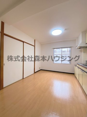 【居間・リビング】 | 　シティハイム上村 | 明るい居間です