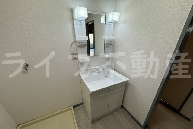 マンション吾光の独立洗面台|独立洗面台、小物を置くことができて便利です