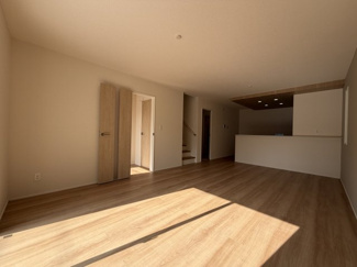 【居間・リビング】 | 那覇市宮城（全4棟）1・2・4号棟 | 2号棟　LDK18帖♪キッチンはオシャレな折下げ天井♪