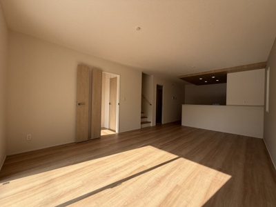 【居間・リビング】 | 那覇市宮城（全4棟）1・2・4号棟 | 2号棟　LDK18帖♪キッチンはオシャレな折下げ天井♪