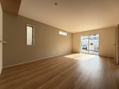 【居間・リビング】 | 那覇市宮城（全4棟）1・4号棟 | 4号棟　LDK18帖♪リビング階段♪キッチンはオシャレな折下げ天井♪