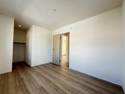 【洋室】 | 那覇市宮城（全4棟）1・4号棟 | 4号棟　洋室56帖＋WIC付き♪（WIC×2部屋）