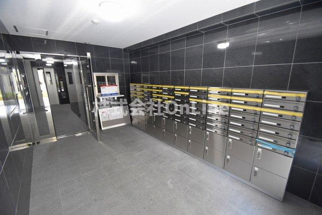 八尾市本町５丁目の賃貸マンションのエントランス