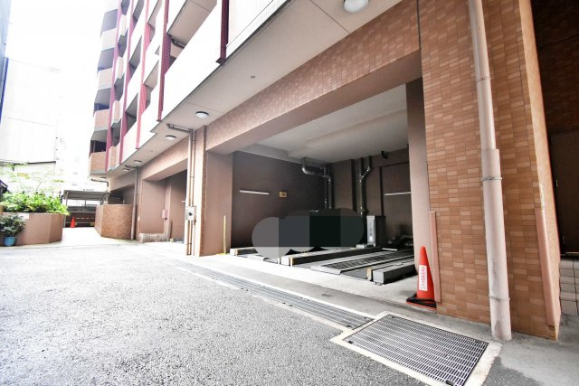 エスレジデンス難波ヴィアーレの駐車場