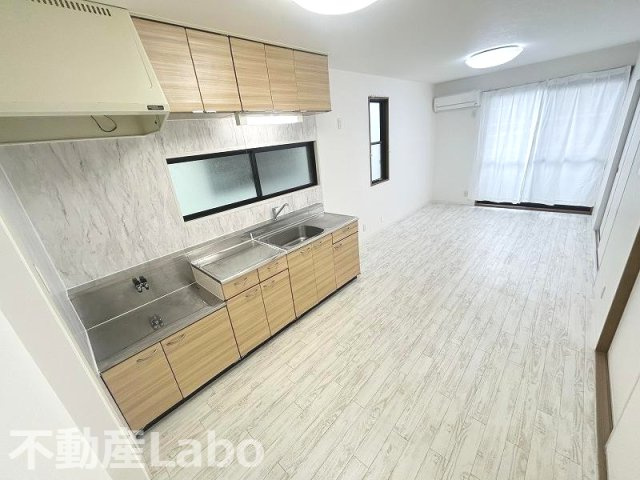 徳島市八万町新貝のアパートの居間・リビング