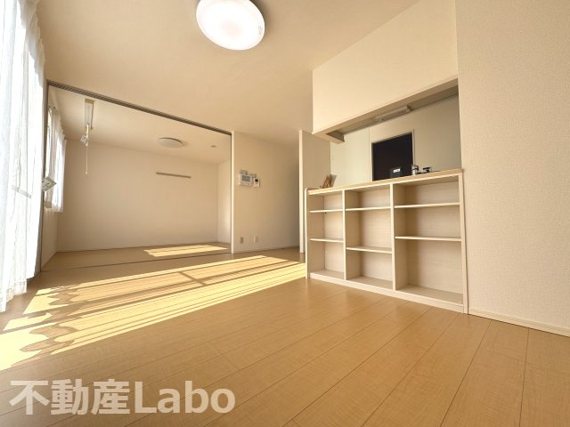 徳島市八万町新貝のアパートの居間・リビング