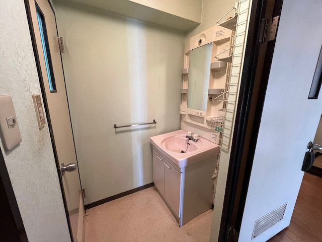 【中古マンション】鶴ヶ島ダイヤハイツの独立洗面台|朝の身支度に欠かせない洗面台です☆