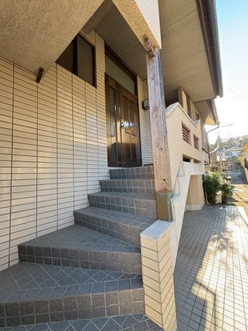小田原市城山２丁目の店舗事務所のエントランス