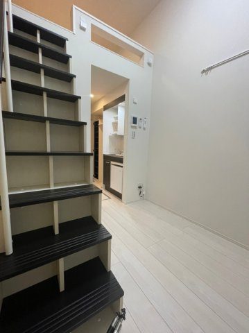 ハーモニーテラス和泉Ⅺの居間・リビング|★★ネット無料！　流行りの収納階段のロフトタイプです♪★★