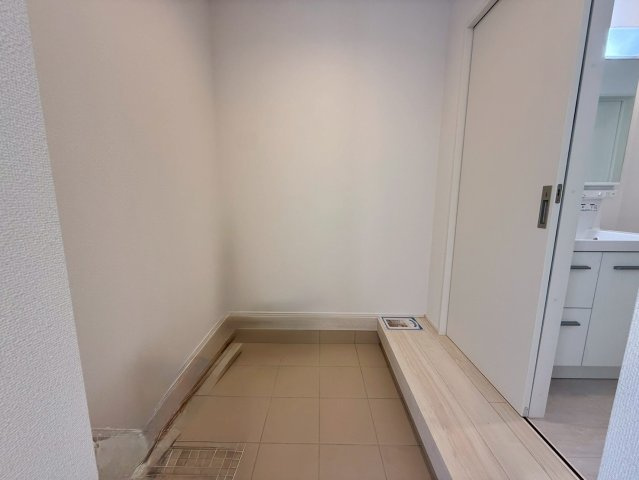 グラファーレ浦添市前田・２号棟の玄関|広々シューズクロークから、帰宅後すぐに手洗いできる洗面室への動線