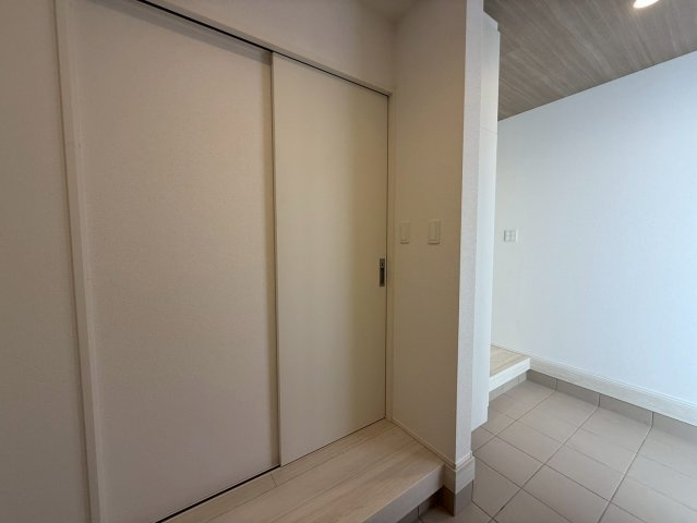 グラファーレ浦添市前田・２号棟の玄関|広々シューズクロークから、帰宅後すぐに手洗いできる洗面室への動線