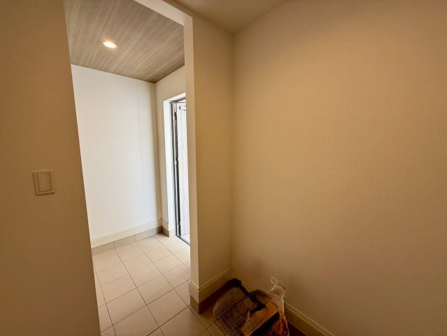 グラファーレ浦添市前田・２号棟の玄関|ベビーカーや自転車もそのまま収納できる、玄関からシューズクロークへの動線