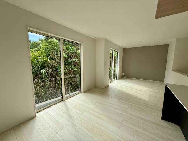 グラファーレ浦添市前田・２号棟の居間・リビング|二面採光で明るく広々としたLDK16.25帖