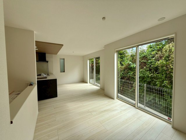 グラファーレ浦添市前田・２号棟の居間・リビング|二面採光で明るく広々としたLDK16.25帖