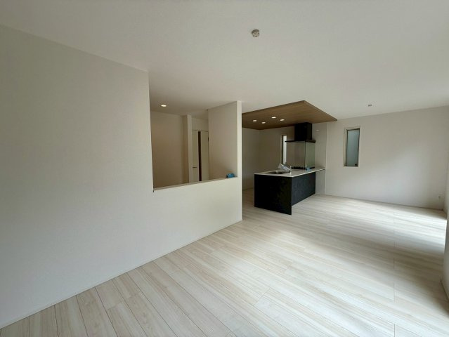 グラファーレ浦添市前田・２号棟の居間・リビング|二面採光で明るく広々としたLDK16.25帖＋カウンター付きのサービスルーム3.5帖