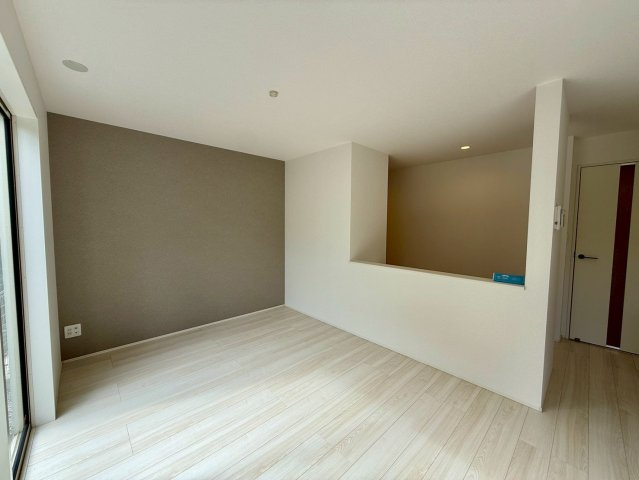 グラファーレ浦添市前田・２号棟の居間・リビング|ゆったりとしたLDK16.25帖＋カウンター付きのサービスルーム3.5帖