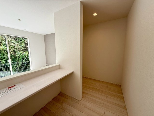 グラファーレ浦添市前田・２号棟の洋室|リビングに隣接するカウンター付きのサービスルーム3.5帖